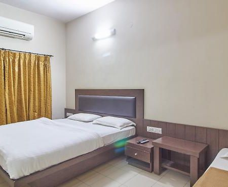 Airlines Hotell Mysore Exteriör bild
